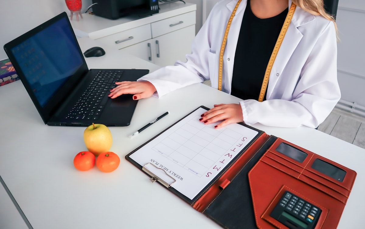 Professional nutritionist consulting with client